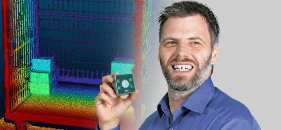 IDS产品经理帕特里克·希克手持Nion 3D相机，展示点云图像。