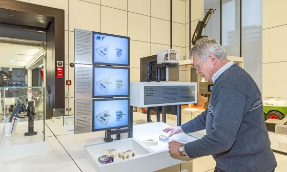 慕尼黑德意志博物馆图像处理实践站中的 IDS 摄像机是对机器人展览的补充