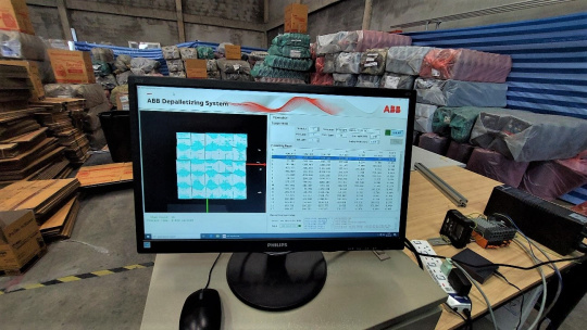 3D视觉软件利用点云图像以毫米级的精度确定托盘上的箱体位置。