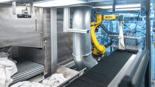 配备3D相机系统的机器人在工业洗衣房折叠毛巾