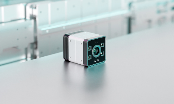 IDS Nion 3D相机置于桌面，采用紧凑设计适用于工业应用