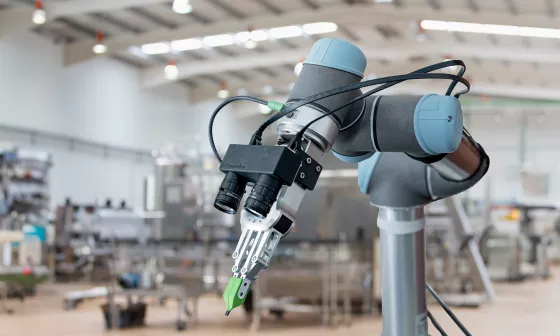 机器人手臂上的 2 台 IDS uEye XCP 工业相机实现了智能、快速的垃圾拣选