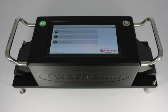 带有触摸屏、绿色电源按钮和金属手柄的 WESTCAM 设备