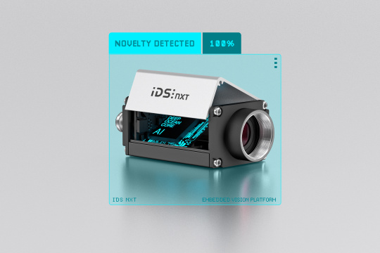 IDS NXT 带有开放式外壳，霓虹灯显示 “AI ”字样。蓝色边框中的摄像头和 “100% 检测到新奇物品 ”字样