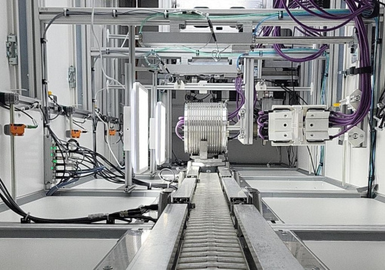 测试单元，背景是电机外壳，周围有许多 IDS 像机
