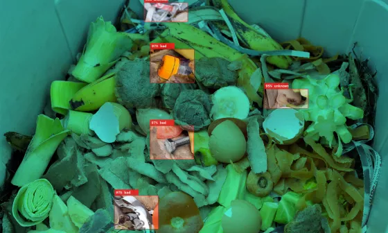 IDS工业相机区分开口容器箱中的塑料垃圾与有机垃圾。