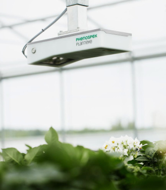 PlantEye 3D扫描仪在植物床上方移动