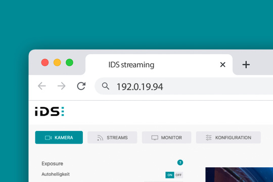 電腦螢幕顯示 iOS 網站與最新串流內容。
