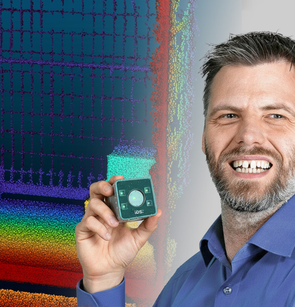IDS产品经理帕特里克·希克手持Nion 3D相机，展示点云图像。