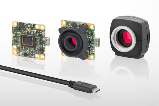 uEye XC 相机分为三个步骤：电路板、传感器和外壳。前端有一根 USB C 电缆