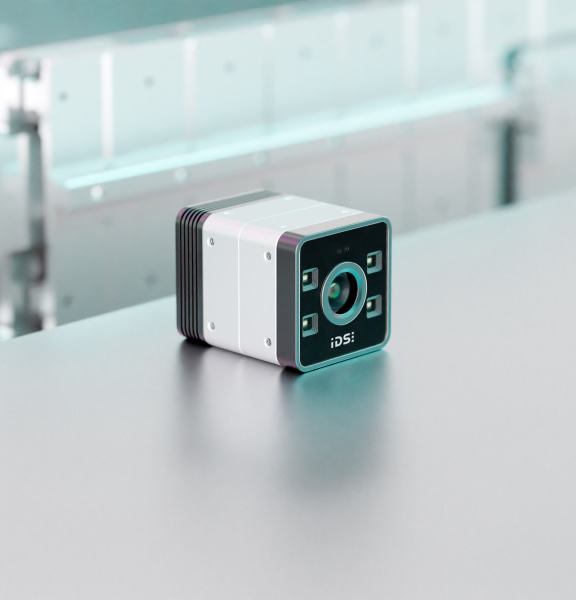 IDS Nion 3D相机置于桌面，采用紧凑设计适用于工业应用