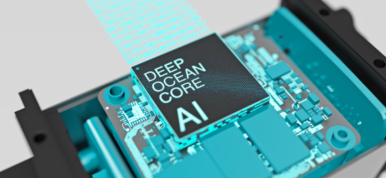 电路板上突出显示了写有 DEEP OCEAN CORE AI 的芯片