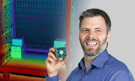 IDS产品经理帕特里克·希克手持Nion 3D相机，展示点云图像。